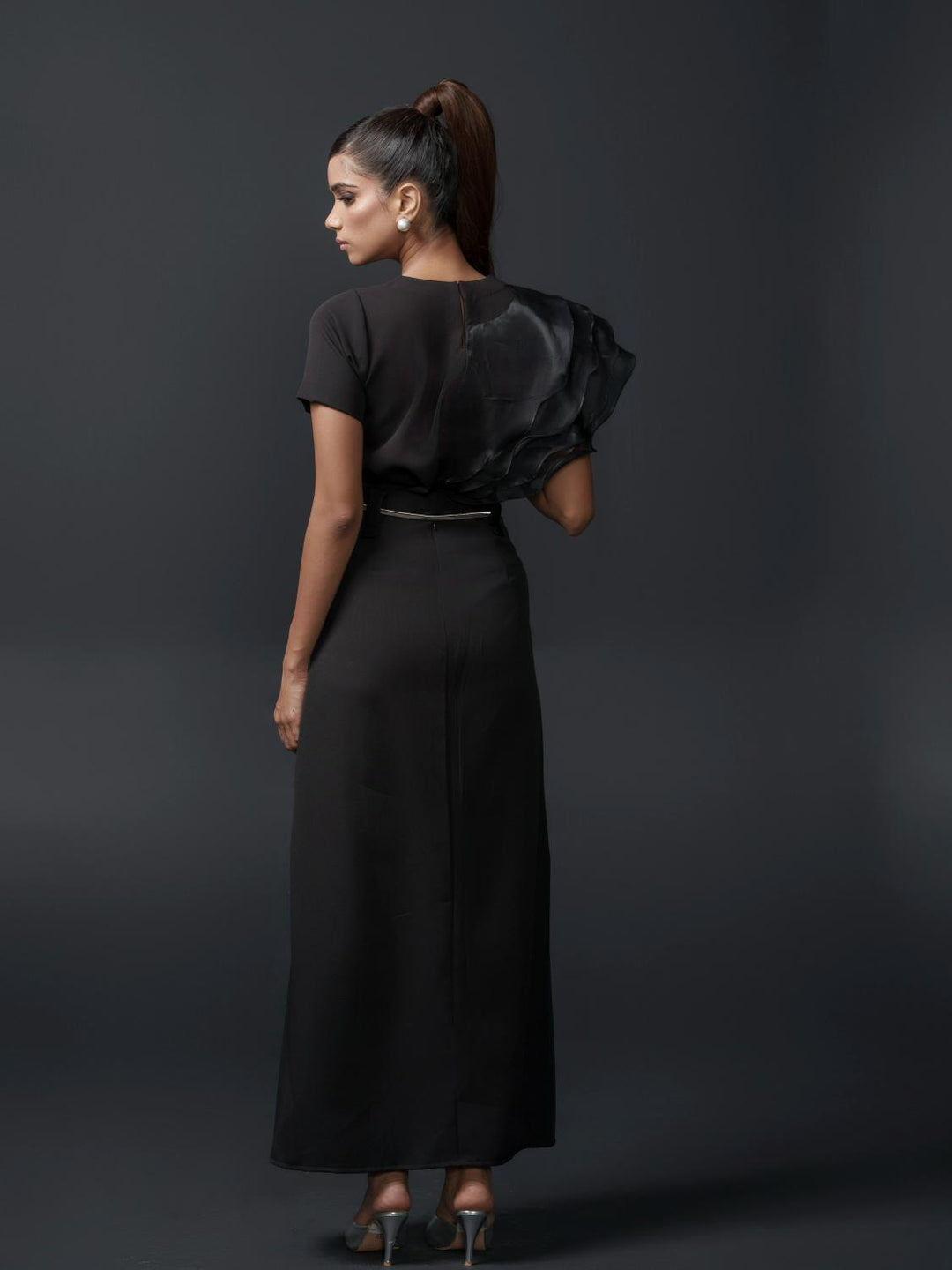 ruban club one sided ruffled top-a chic and elegant statement top featuring an asymmetric ruffle design, perfect for parties and special occasions.